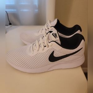 Nike Tanjun 8.5 Women's